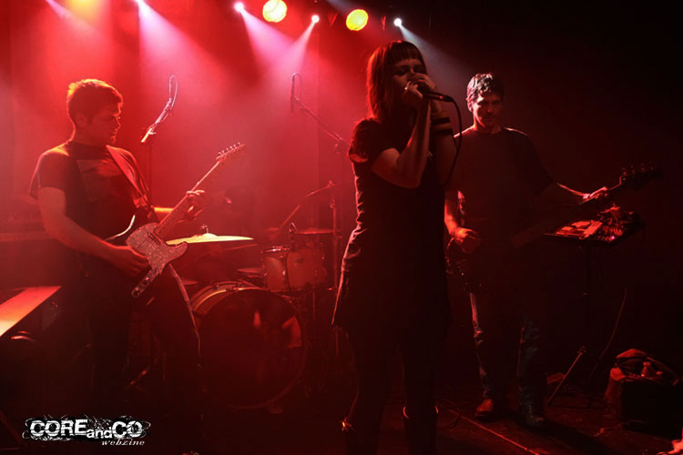 Julie Christmas + Pneu le 17/04/2011, Le Chatodo, Blois (41) - photo1