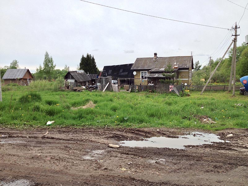 Des maisons, au bord de l’autoroute, sur la route de Velikyi Novgorod