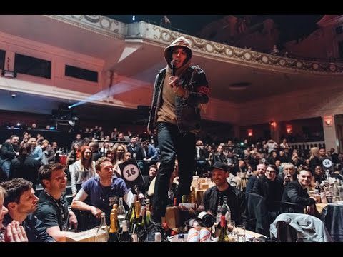 Oli Sykes de Bring Me the Horizon se fait plaisir sur la table de Coldplay (actualité) Oli Sykes de Bring Me the Horizon se fait plaisir sur la table de Coldplay (actualité)