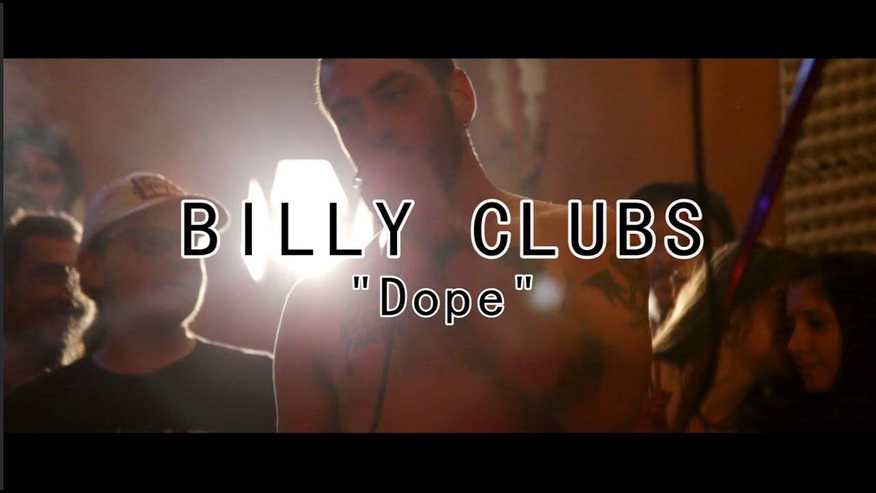 Billy Clubs se lave les cheveux avec  Dope  (actualité)