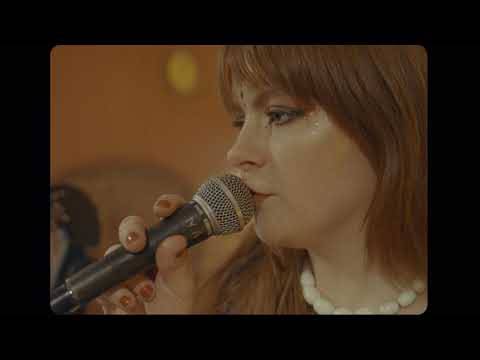 Djiin rit de se voir si belle en ce miroir - Mirrors (actualité)
