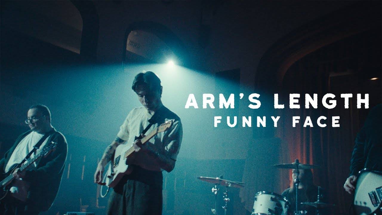 Arm’s Length fait une drôle de tête - “Funny Face”
